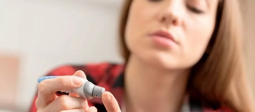 Как часто необходимо контролировать уровень глюкозы в крови детям и подросткам с диабетом?